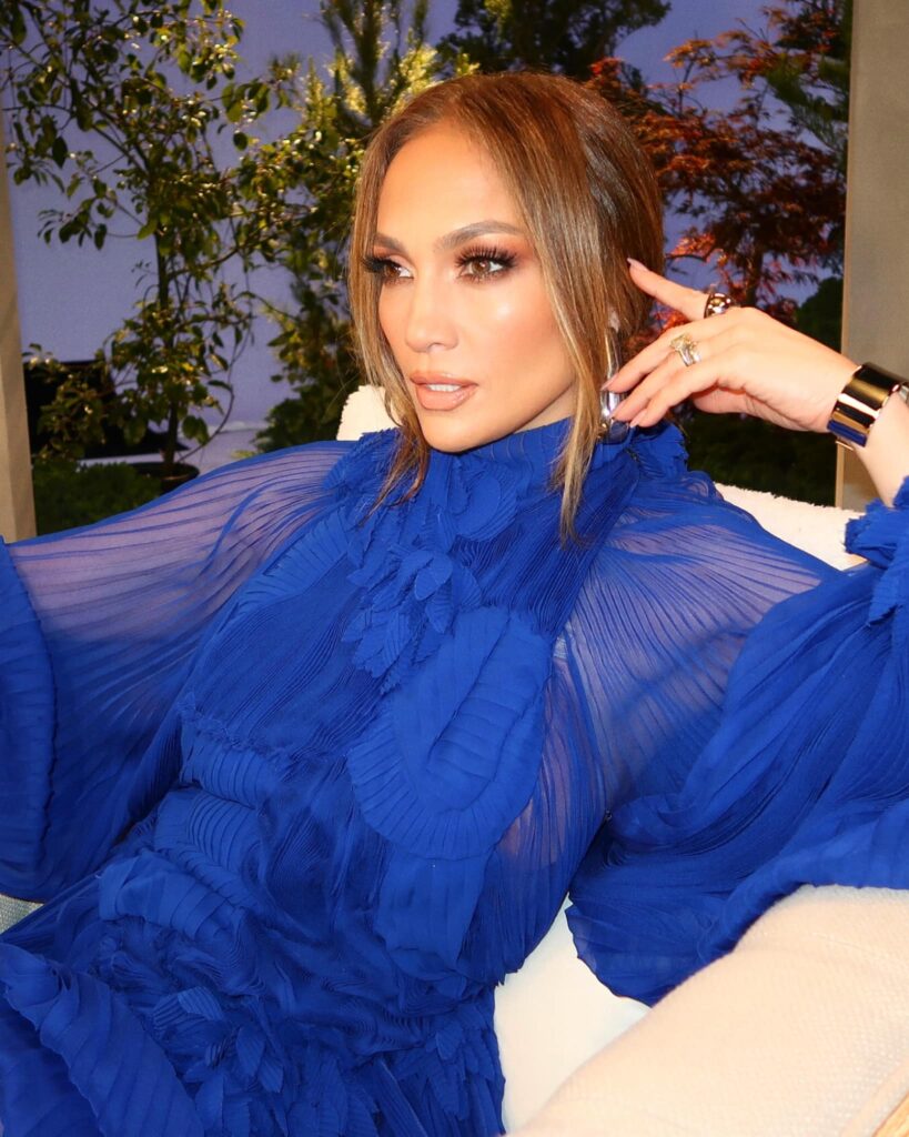 Jennifer Lopez wore a beautiful dress - she still shines - thecelebshub.com